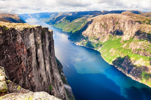 Hermosa vista de la montaña Lysefjord y Kjerag en Noruega.