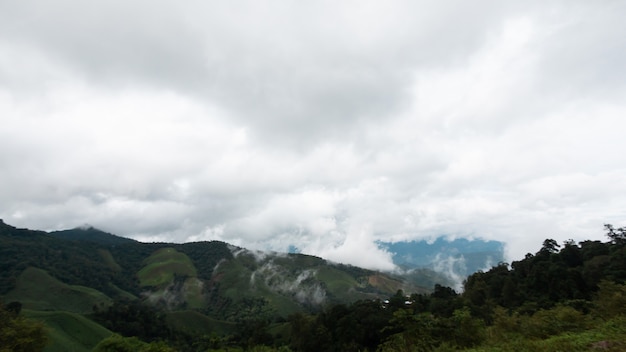 Hermosa vista a la montaña tiene una bonita nube en el norte de Tailandia