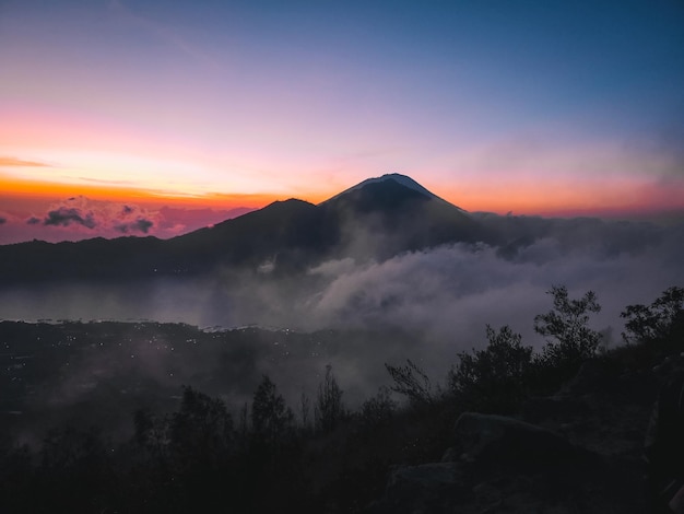 Hermosa vista de las montañas durante un amanecer brumoso