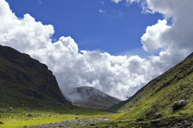 Hermosa vista de las montañas andinas