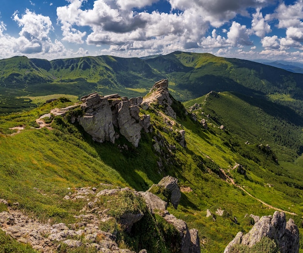 Hermosa vista de las montañas de los Cárpatos en verano