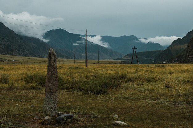 Una hermosa vista de las montañas desde el chuisky trakt en la república de altai