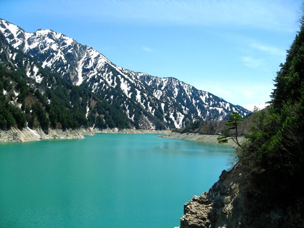 Hermosa vista de las montañas cubiertas de nieve y el teleférico Tateyama en Tateyama Kurobe Alpine Route en primavera