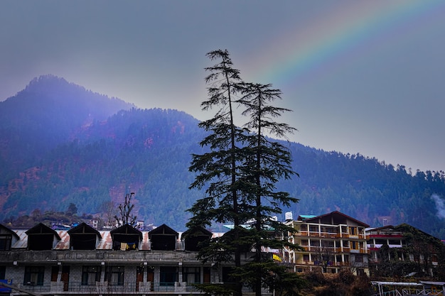 Hermosa vista de las montañas del Himalaya y la ciudad de manali después del atardecer en ManaliIndia