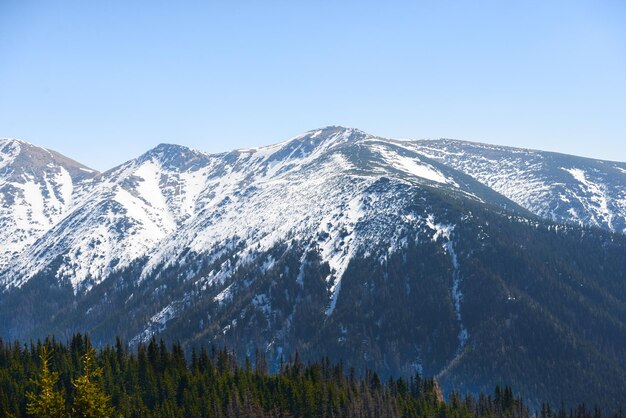 Hermosa vista de las montañas nevadas con cielo azul, durante el día soleado en primavera. Tatras Occidentales.