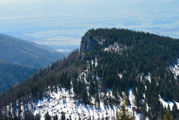 Hermosa vista de las montañas nevadas con cielo azul, durante el día soleado en primavera. Tatras Occidentales.