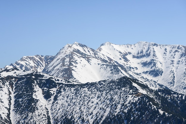 Hermosa vista de las montañas nevadas con cielo azul, durante el día soleado en primavera. Tatras Occidentales.