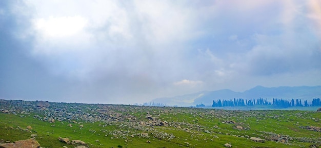 Hermosa vista de las montañas en un nublado en Cachemira Gulmarg