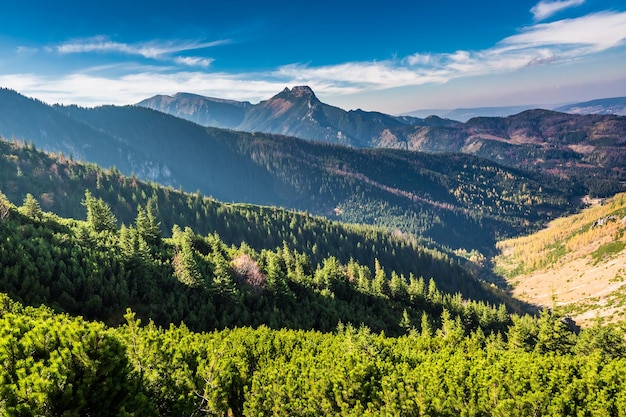 Hermosa vista en las montañas Tatra desde la cresta en otoño