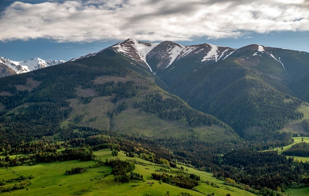 Hermosa vista de las montañas Tatras occidentales con pico