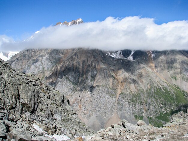 Hermosa vista de las montañas en verano Altai, Rusia de