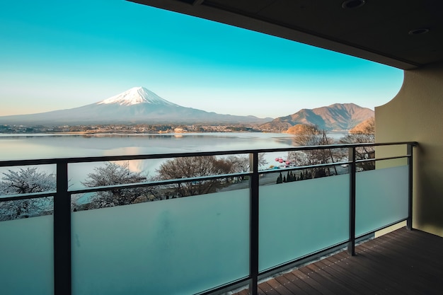 Hermosa vista de mt.fuji en el balcón del complejo de ryokan tradicional en el lago kawaguchiko