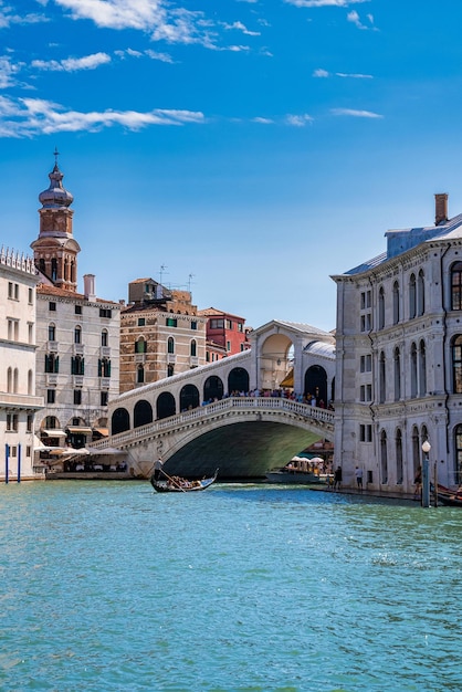 Hermosa vista del mundialmente famoso Canal Grande y el Puente de Rialto en Venecia, Italia.