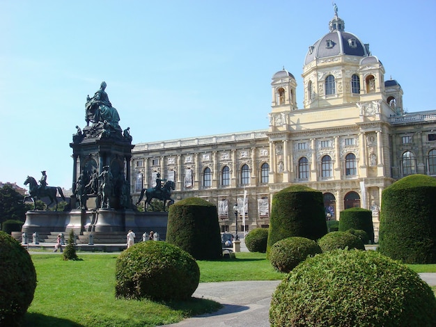 Hermosa vista del museo y del parque en un día de verano Viena Austria