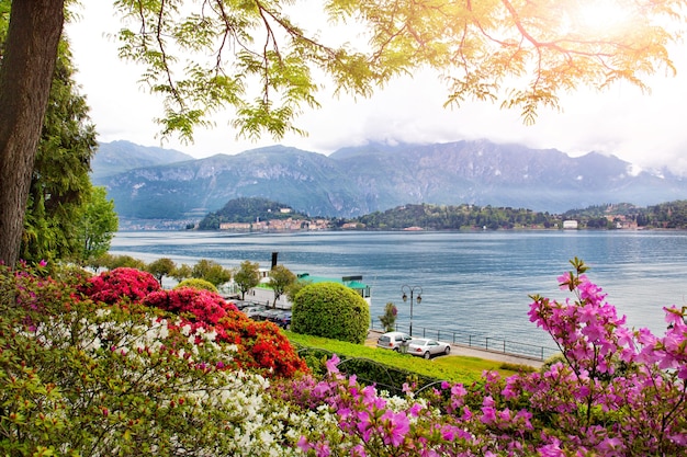 Hermosa vista de la naturaleza al verano italiano lago Como