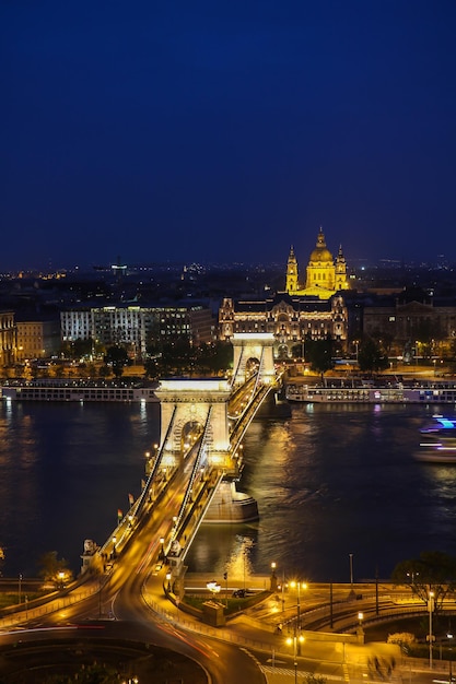 Hermosa vista en la noche budapest desde arriba