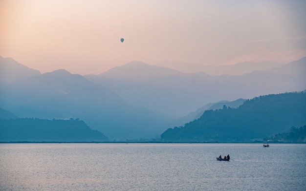 hermosa vista nocturna del lago Fewa, Pokhara, Nepal.