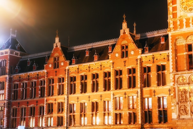 Hermosa vista nocturna tranquila de Amsterdam