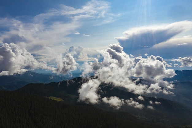 La hermosa vista de la nube sobre el paisaje de montaña