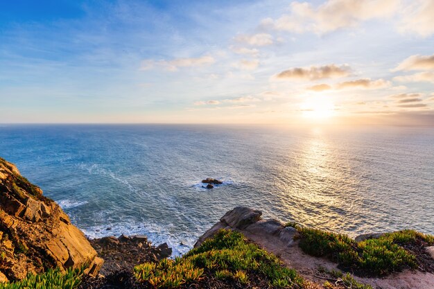 Hermosa vista del océano desde las montañas rocosas