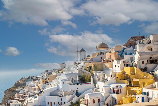 Hermosa vista de Oia con casas blancas tradicionales y molinos de viento en el pueblo de la isla de Santorini Grecia