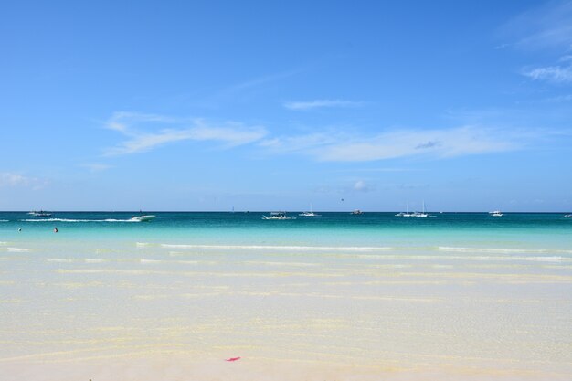 Hermosa vista de las olas que llegan a una playa de arena