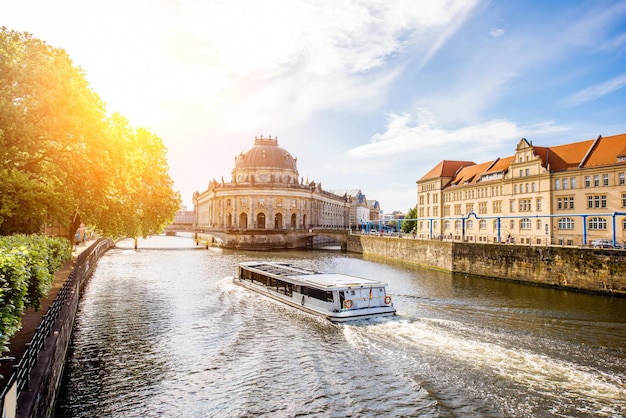 Hermosa vista de la orilla del río en el museo Bode durante el amanecer en la ciudad de Berlín