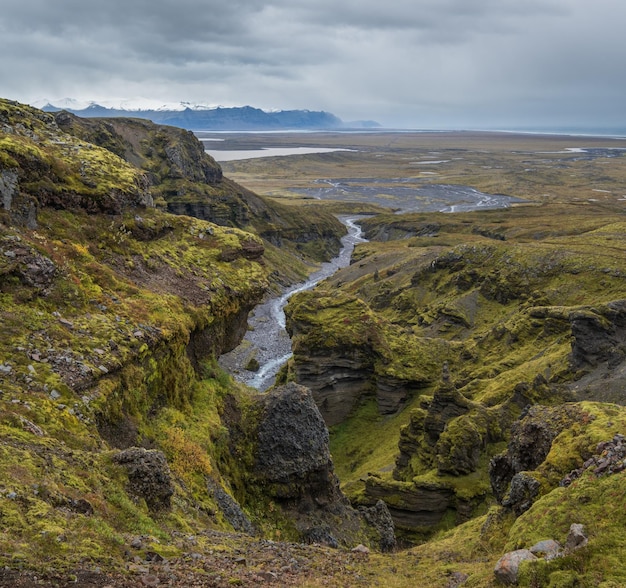 Hermosa vista otoñal desde el Cañón Mulagljufur hasta el glaciar Fjallsarlon con la laguna de hielo Breidarlon Islandia y el Océano Atlántico en el extremo sur de la capa de hielo Vatnajokull y el volcán Oraefajokull