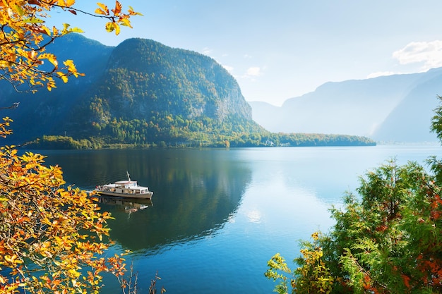 Hermosa vista otoñal del lago Hallstatter en Alpes austríacos