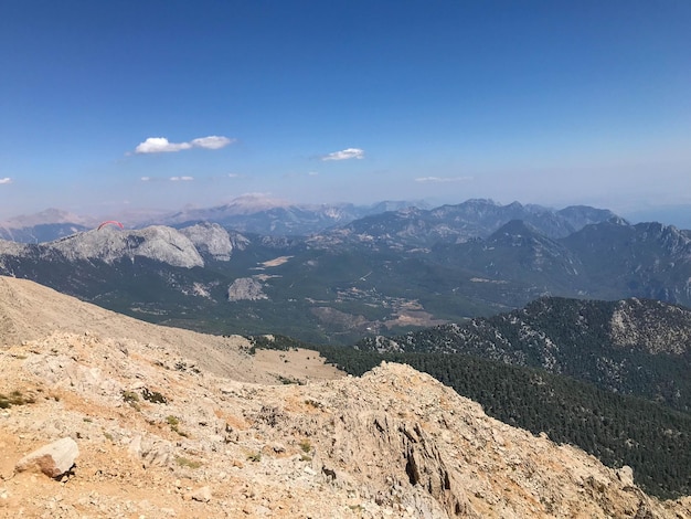 Hermosa vista del paisaje desde una alta montaña hasta el bosque y las montañas en un país tropical