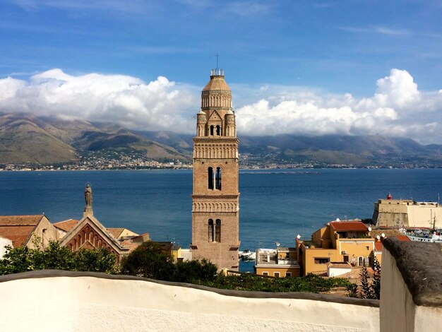 Hermosa vista del paisaje del casco antiguo de Gaeta y el mar Italia