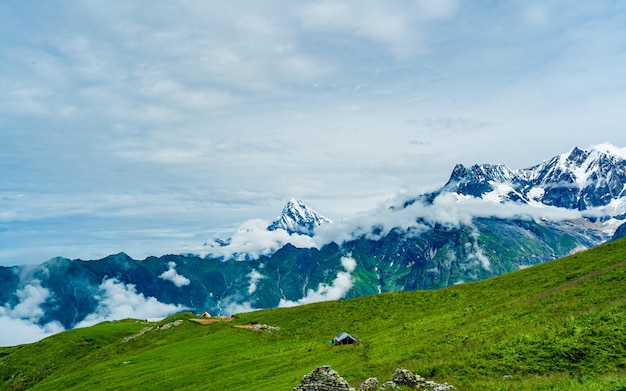 Hermosa vista del paisaje de la cordillera del Monte Lamjung desde Kori, Nepal