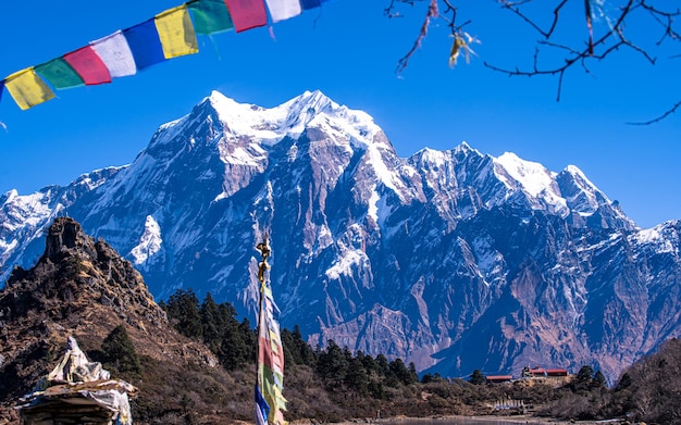 Hermosa vista del paisaje de la cordillera del Monte Shringi en Gorkha, Nepal.