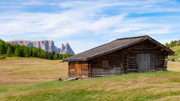 Hermosa vista del paisaje de Dolomitas, patrimonio mundial de la Unesco en Alpe di cisles, Ortisei Italia.