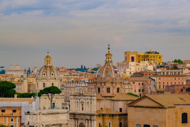 Hermosa vista del paisaje en el famoso Foro Romano en Roma Italia