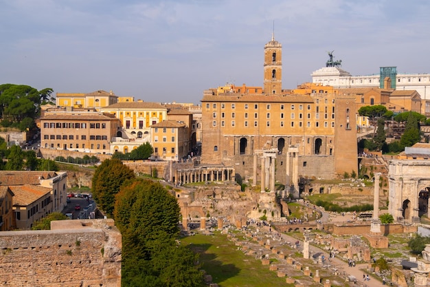 Hermosa vista del paisaje en el famoso Foro Romano en Roma Italia