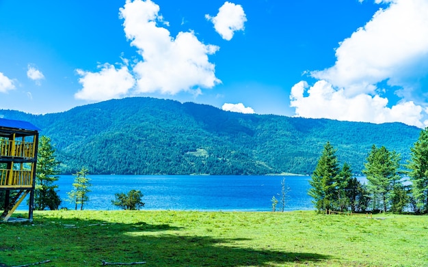 Hermosa vista del paisaje del lago Rara en Mugu, Nepal.