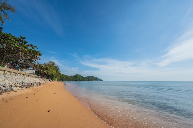 Hermosa vista del paisaje marino con horizonte infinito en la ciudad de chanthaburi de kung wiman beach, tailandia.