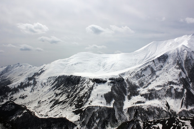 Hermosa vista y paisaje de montaña en Georgia. Lugares coloridos