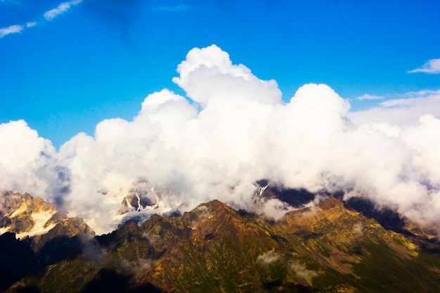 Foto hermosa vista y paisaje de montaña en georgia. lugares coloridos