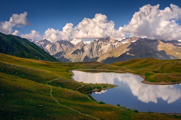 Hermosa vista del paisaje montañoso de los lagos Koruldi en Svaneti, país de Georgia