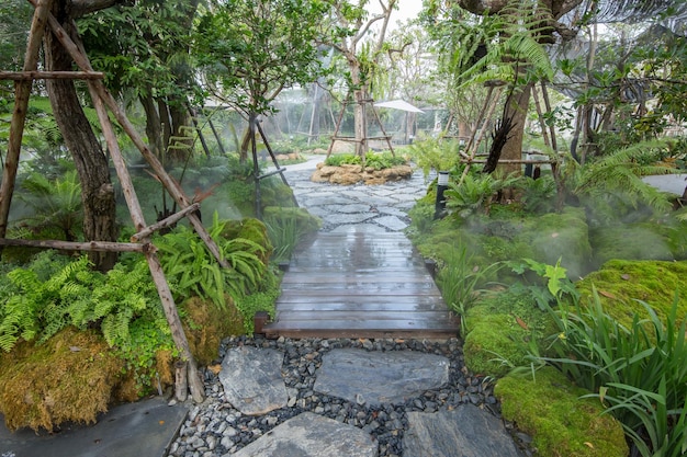 Hermosa vista del paisaje natural en el jardín de la casa.