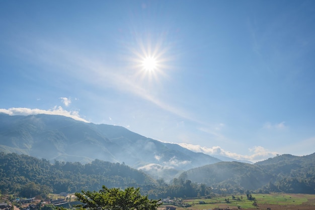 Hermosa vista del paisaje y niebla cubren la montaña en Sapan Village nan ThailandSapan es un pequeño y tranquilo pueblo en la montaña