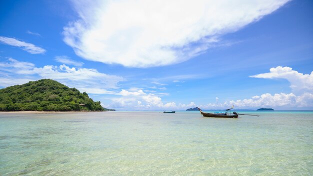 Hermosa vista del paisaje de playa tropical, mar esmeralda y arena blanca contra el cielo azul, Maya Bay en la isla de Phi Phi, Tailandia