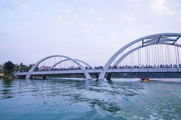 Hermosa vista del paisaje del puente del lago Hatirjheel en DhakaBangladesh