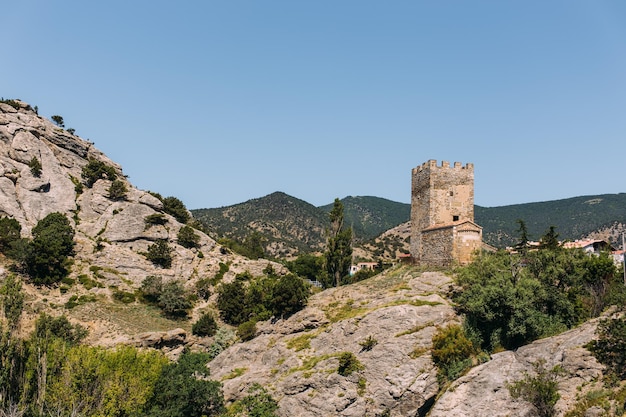 hermosa vista del paisaje de verano de las montañas y la antigua fortaleza