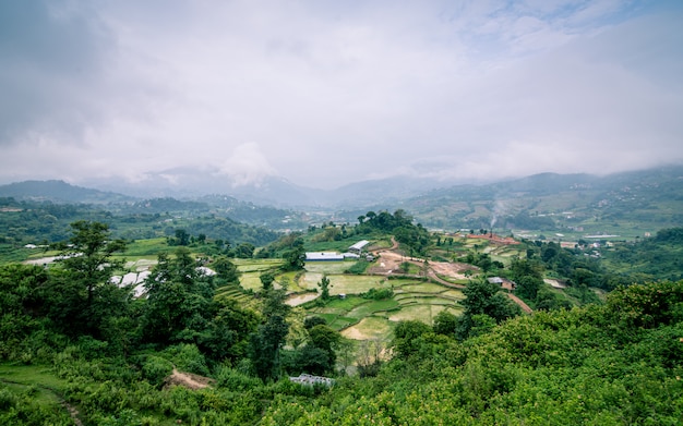 Hermosa vista del paisaje verde de Lalitpur, Nepal.