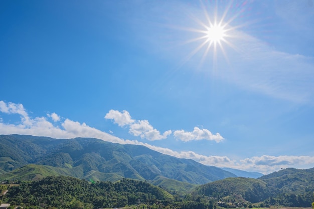 Hermosa vista del paisaje con vista a la montaña en Sapan Village nan ThailandSapan es un pueblo pequeño y tranquilo en la montaña