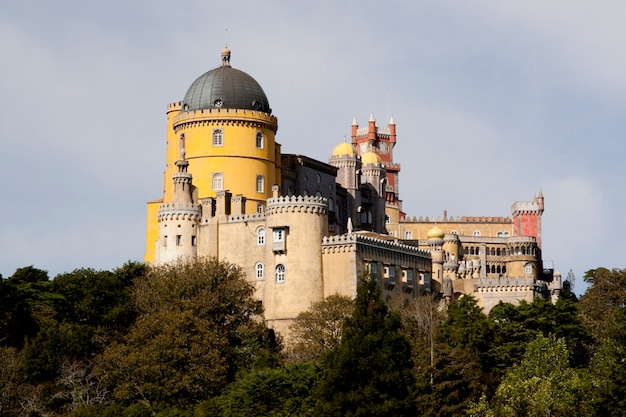 Hermosa vista del palacio de Pena situado en el parque nacional de Sintra en Lisboa, Portugal.