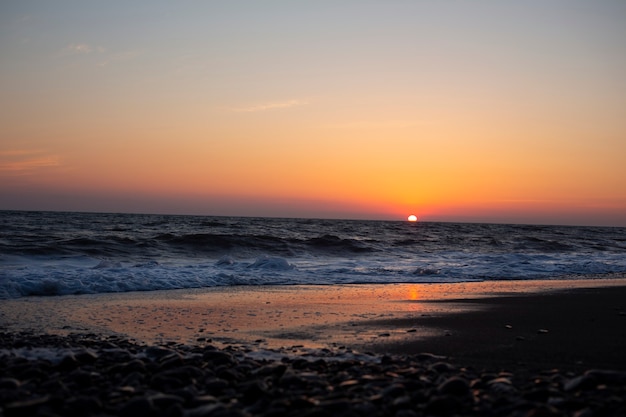 Hermosa vista del panorama y el mar al atardecer, noche de verano en el océano